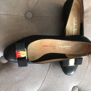 Salvatore Ferragamo 6B Vara black leather shoes